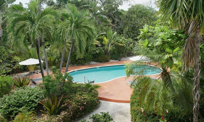 West Bay Hütte | Exclusive Cottage Steps from 7-Mile Beach