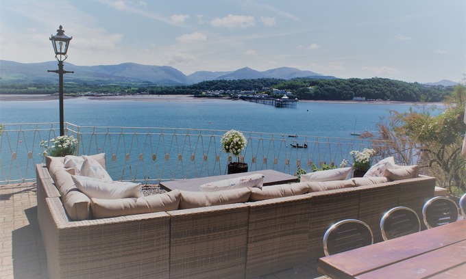 Menai Bridge Haus | EXCLUSIVE HOUSE PRIVATE BEACH SEA FRONT SLEEPS 13 AMAZING VIEWS