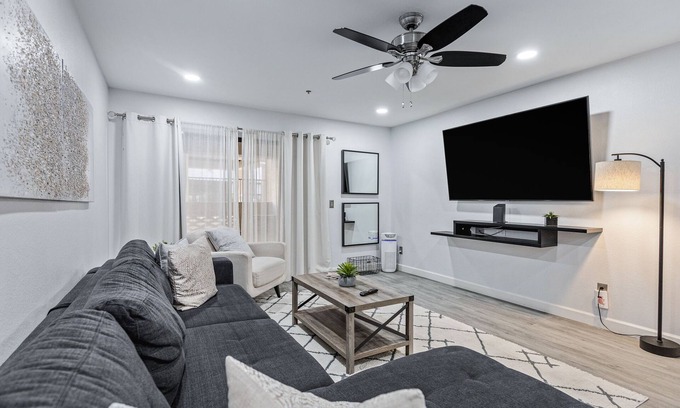 Camelback East Eigentumswohnung | Executive 2 Bdrm Condo in the Heart of Biltmore!