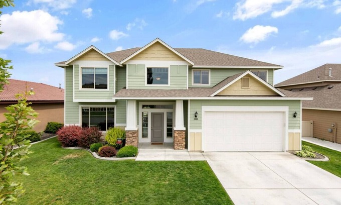 Tri-Cities Haus | Executive Home, Private Yard & Garage 5/3 - #3005