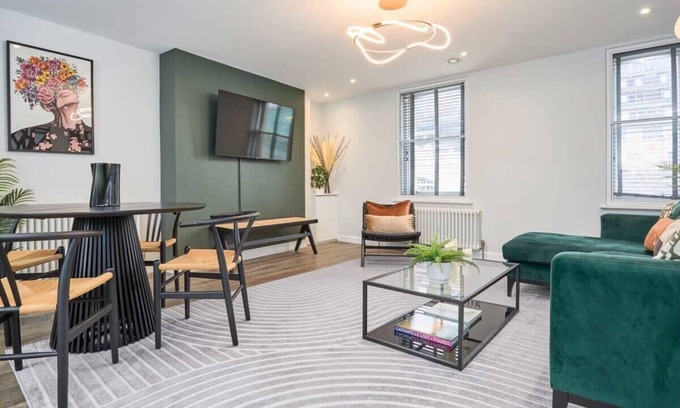 Chinatown Wohnung | Expansive Penthouse with Roof Terrace in Soho