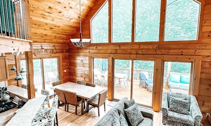 Standish Haus | Sehr geeignet für mehrere Familien, Zugang zum Strand, um Sebago Lake, Dock, New Log Home!