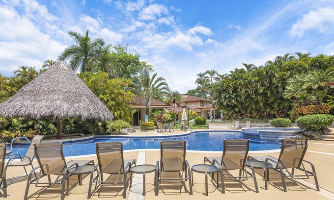 Herradura Eigentumswohnung | Modern bright Luxury Condo w/access to pool, gym and beach club.