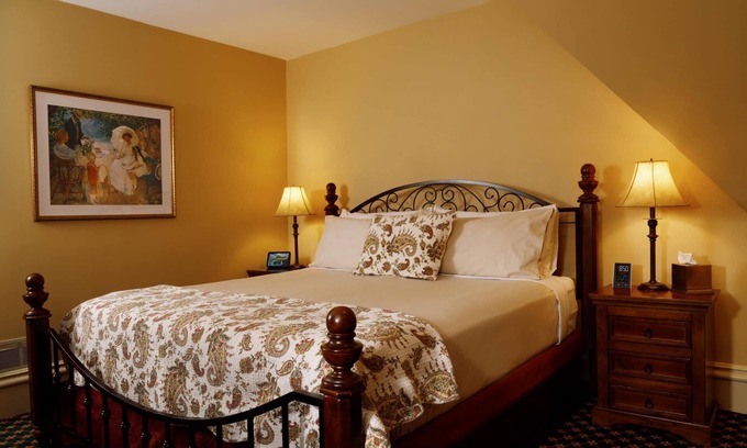 Central Business District Bed & Breakfast | Stay with us and you'll see why we are ranked #1 lodging in Kalamazoo, MI.