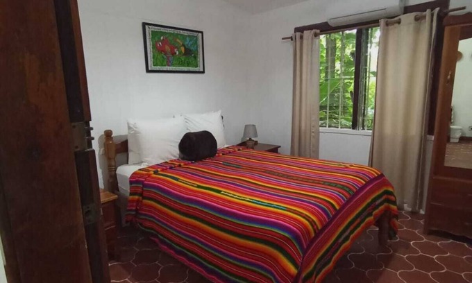 San Ignacio Wohnung | Experience comfort and relaxation in our air-conditioned apartment, featuring two spacious bedrooms, a welcoming living room, a fully equipped private kitchen, and a well-appointed private bathroom. Perfect for families or groups.