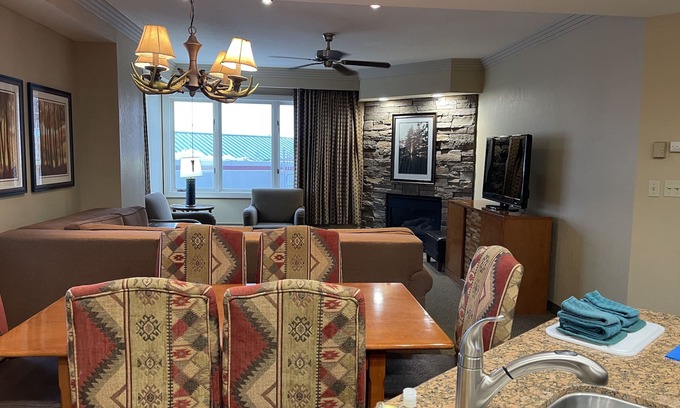 Tahoe Village Resort | Experience Tahoe's Ski Scene at Holiday Inn Club Vacations Tahoe Ridge Resort