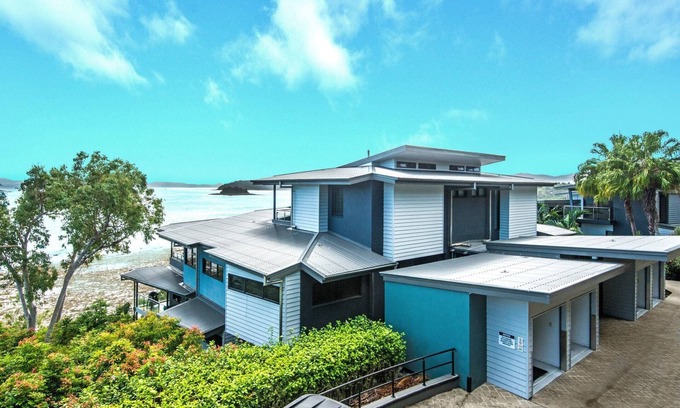 Hamilton Island Villa | Experience the ultimate oceanfront holiday at Villa 5 The Edge on Hamilton Island