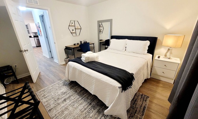 Hanahan Wohnung | Experience the Difference Best Cozy Studio in Town! Parking/Washer/Dryer onsite.