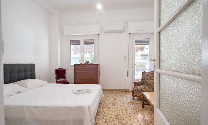 Vyronas Wohnung | Explore Athens from a Local Rooftop Apartment