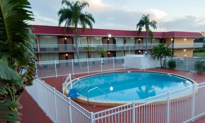 Clearwater Hotel | Express Inn & Suites - 5 Miles from St Petersburg Clearwater Airport