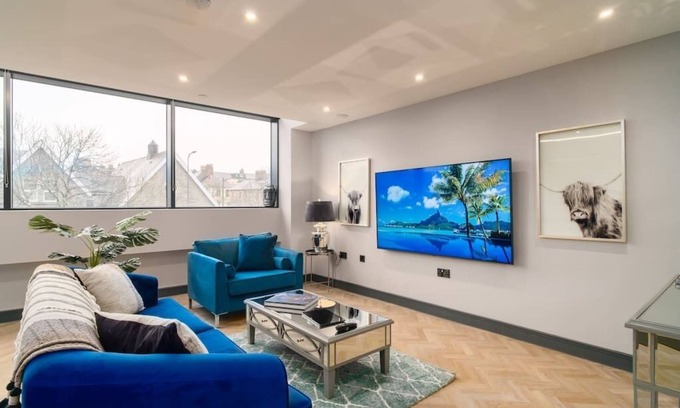 Penarth Wohnung | Exquisite 2 Bed Duplex Apt | Secure Parking | Gym