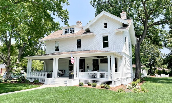 Oconomowoc Haus | Exquisite Newly Renovated Historic Lake Country Home - Maison La Belle