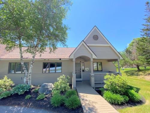 Bretton Woods Haus | F14 Bretton Woods Condo along golf course short walk from Omni Mount Washington Hotel