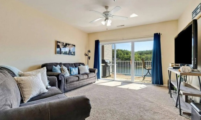 Camdenton Eigentumswohnung | Fabulous & clean lake condo 2BD/2BA sleeps 8!