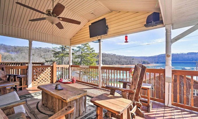 Flat Hollow Marina Haus | Fabulous view, walking distance from Flat Hollow Marina