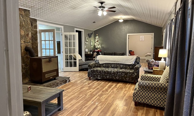 Pelsor Haus | Fairview House! Minutes from Hiking, ATV trails, floating and so many much more!