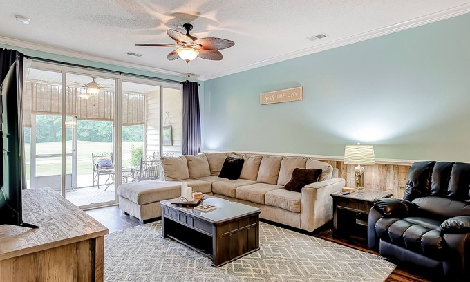 Red Hill Eigentumswohnung | Fairway-view condo with screened porch, AC, W/D, pool, hot tub, & tennis