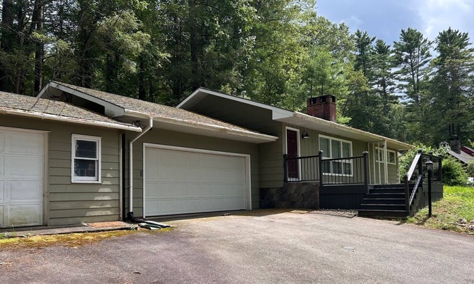 Tafton Haus | SUMMER IS HERE ! LAKE WALLENPAUPAK HOUSE IS CLOSE TO EVERYTHING IN THE POCONOS