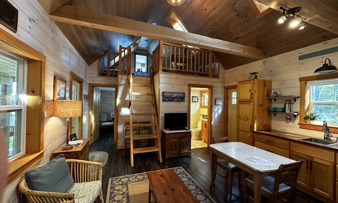 Bristol Hütte | Pets Stay Free! Modern Cottages w/Heat & AC, 1st Flr King/Stand-up Loft