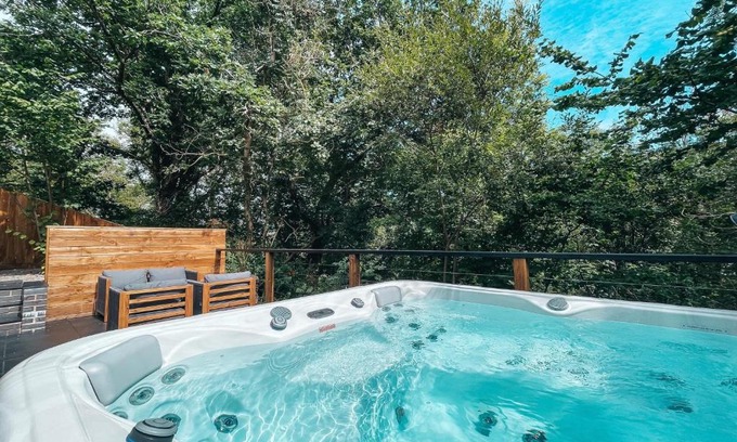 Abercwmboi Haus | Falls Cottage by Solace Stays