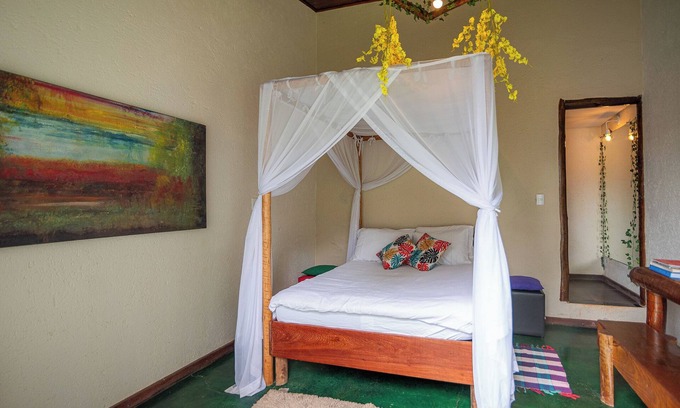 Piedade do Paraopeba Skihütte | Family and pet friendly chalet in Brumadinho 30 minutes from BH. Kitchen integrated with nature.