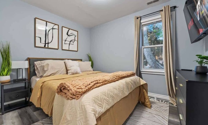 Highland Hills Haus | Family Escape w/ Large Yard + Near Oakbrook Mall | LCP Collection