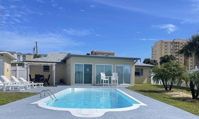 Daytona Beach Haus | Familienfreundlich! 3 Schlafzimmer / 2 Badezimmer mit Meerblick und beheiztem Pool umgebaut