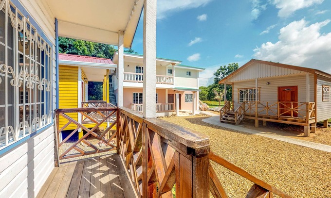 Dangriga Wohnung | Charmantes Studio mit Eingangstor, Parkplatz und kostenlosem Frühstück