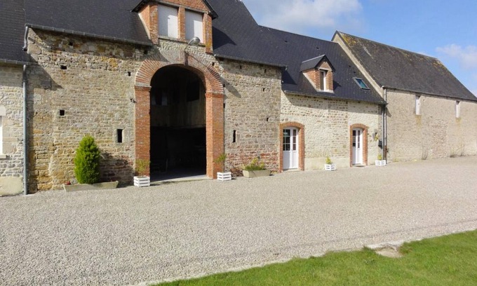 Ravenoville Hütte | Gemütliches Ferienhaus in normannischer Steinfarm mit Garten, Spielbereich und in Strandnähe