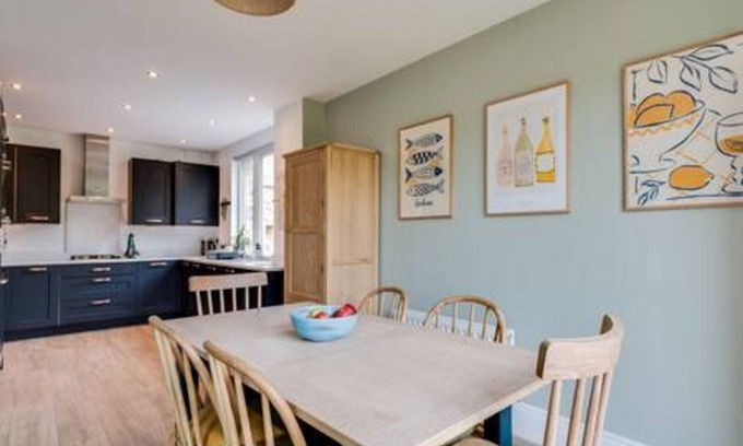 Oxford Haus | Family-Friendly Getaway - Garden, Parking Sleeps 7