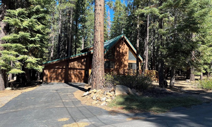 Truckee Haus | Familienfreundliches Haus unter den Kiefern gesetzt, und die Sicherung zu einem National Forest
