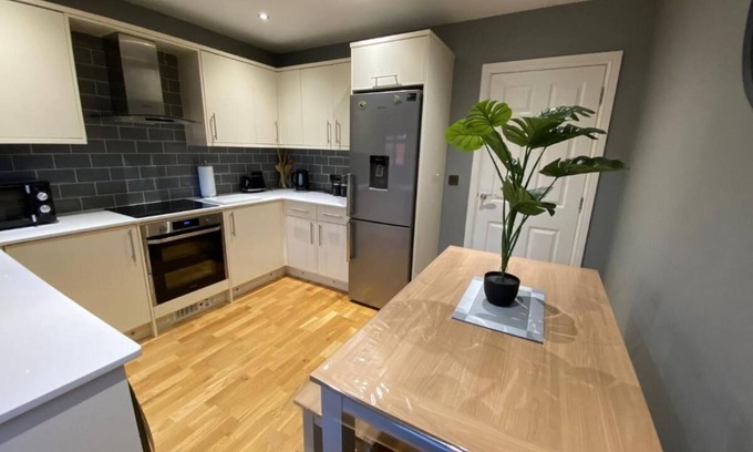 Birdwell Haus | Family Friendly House suitable for contractors as well