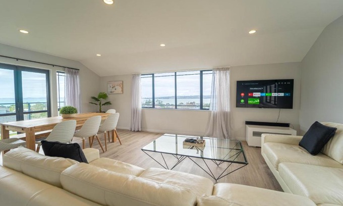 Northcote Haus | Family Friendly Oceanview Howick Home - Pets+