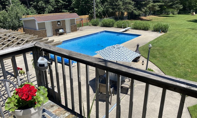 Mishawaka Haus | Familienspaß, sauberes Haus mit POOL. Perfektes Wochenendziel Notre Dame!