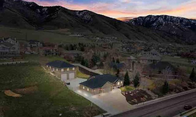 North Logan Haus | Family Fun with Adventure AND Relaxation! Fun Factory, Hot Tub, and Style Galore