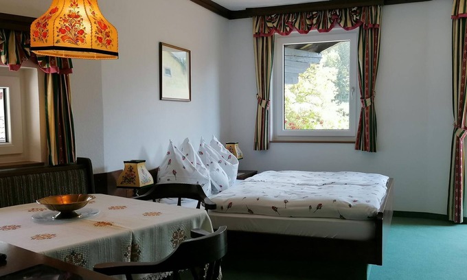 Hinterstoder Haus | Family room with shower, WC - Apartment - Hotel garni Landhaus Bürtlmair ***