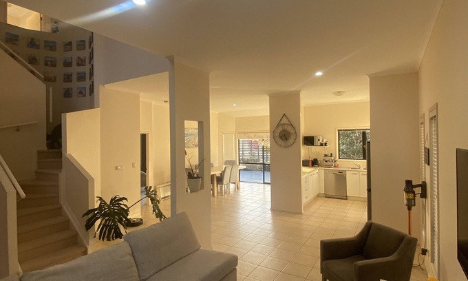 Gulf Harbour Haus | Family Sized House close to the Beach and Marina