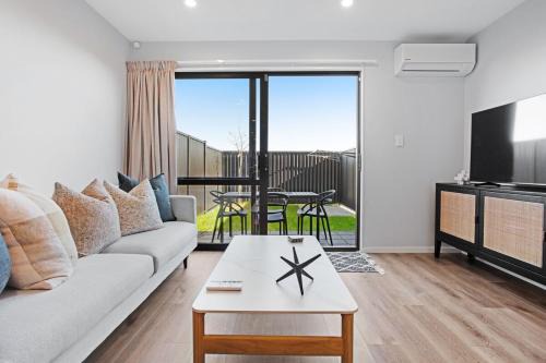 Auckland Haus | Fantastic Favona Style and Luxury 3 BR and 2 Bath