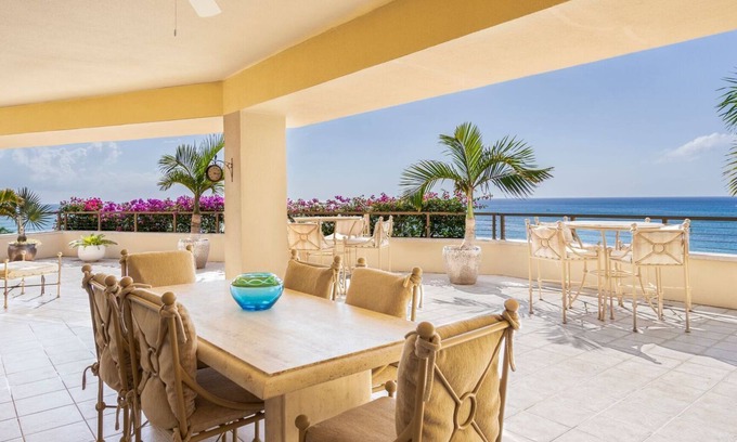 Seven Mile Beach Eigentumswohnung | Fantastic Large Oceanfront Residence Located at The Ritz-Carlton, Grand Cayma