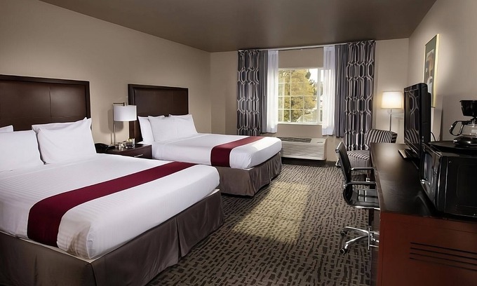 Pullman Hotel | Fantastic of Pullman! Convenient Room w/ Free Breakfast, Free Parking, Pool