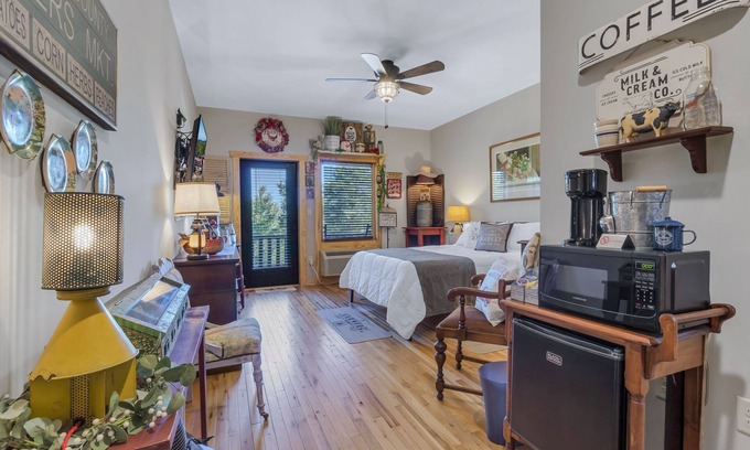 Stanardsville Hotel | Farmer`s Market Rm. 102