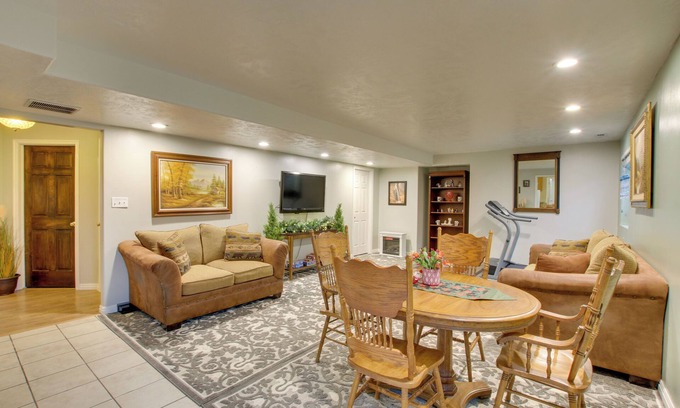 Farr West Wohnung | Farr West Apartment on Farm < 25 Mi to Ski Resorts