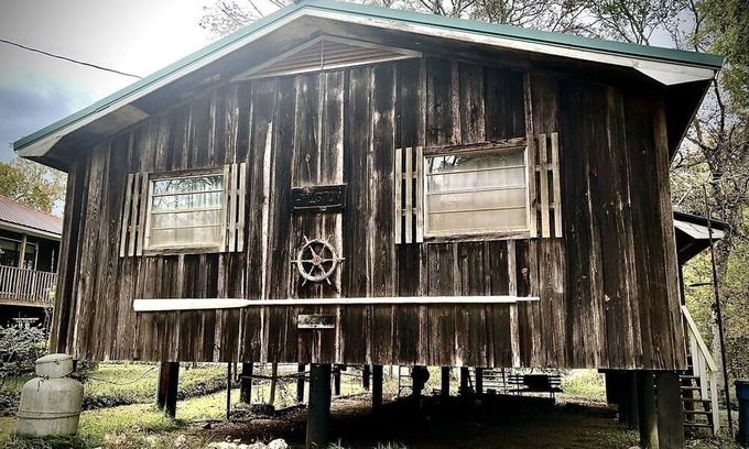 Gainestown Haus | Fascinating Off-Grid River House for an Authentic Escape into Nature on the Alabama River
