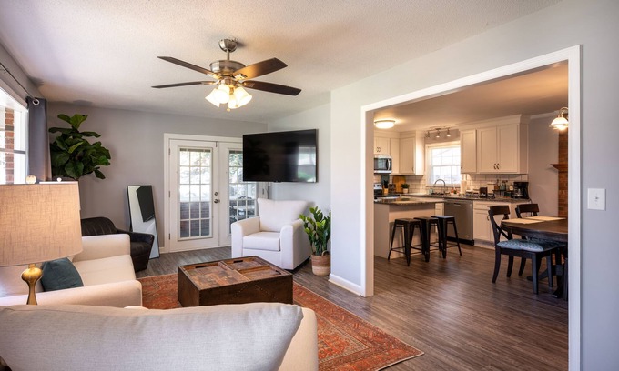 Clemmons Haus | Fast Internet - Minutes to Atrium Health WFBMC - Car Rental Option - Frog House