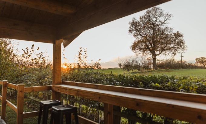 Arnold Kabine | Lodge with Hot Tub and Amazing Lakeside & Countryside Views