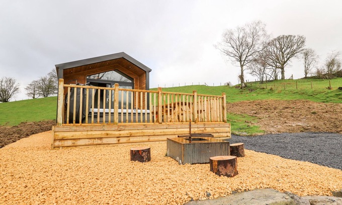 Llandrindod Wells Hütte | FAWN’S REST, romantic, with hot tub in Rhayader
