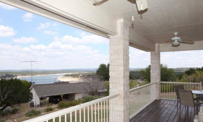 Briarcliff Haus | Feed the deer w/Lake Travis views & open Boat Ramp