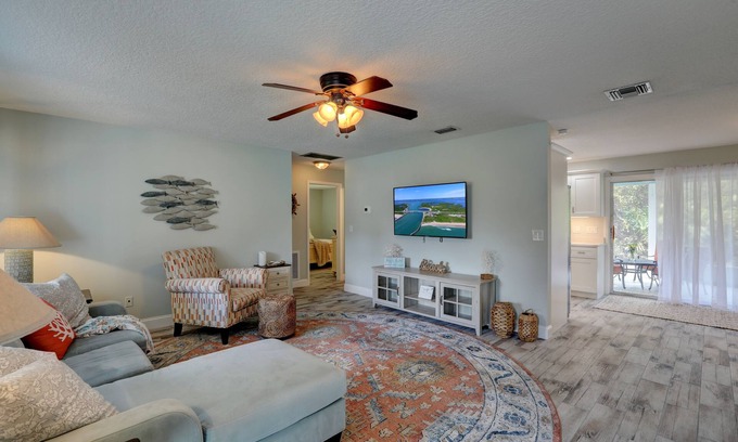 Sebastian Highlands Haus | Feels like Paradise in this Tropical COZY Retreat! 15 minutes to BEACH!