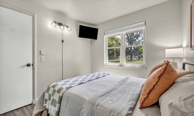 Berea Haus | Fenced & Pet-Friendly! Modern 2BR Retreat! CLE-BW