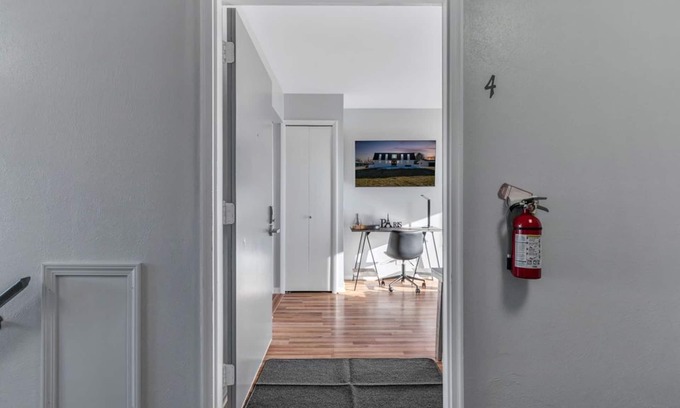 Lake Fenton Wohnung | Fenton Flats- Parisian Place With On Site Hot Tub